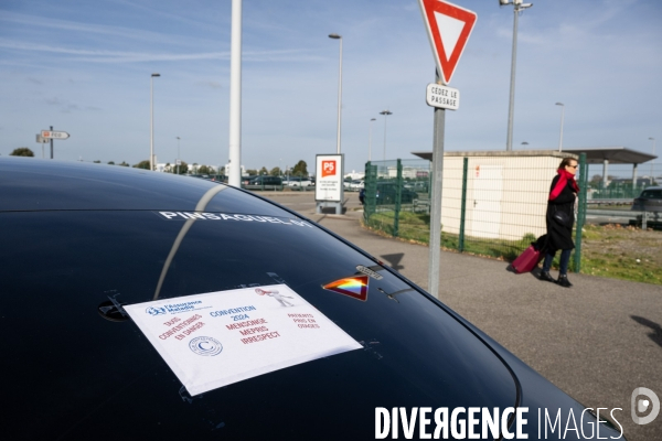 TOULOUSE : Blocage de l aeroport par les taxis en greve