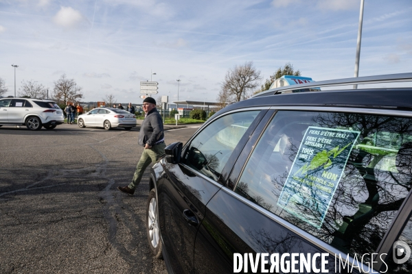 TOULOUSE : Blocage de l aeroport par les taxis en greve