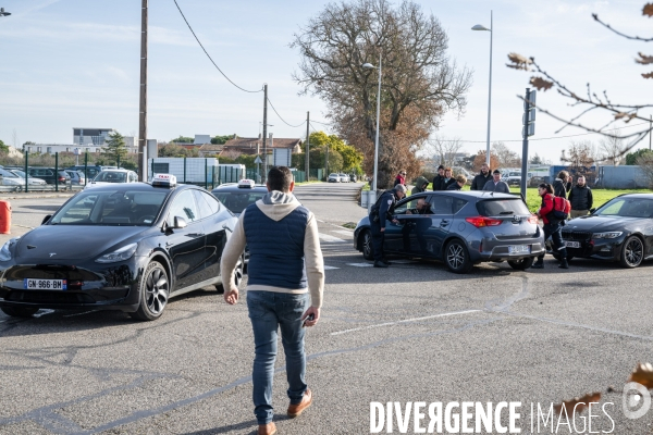 TOULOUSE : Blocage de l aeroport par les taxis en greve