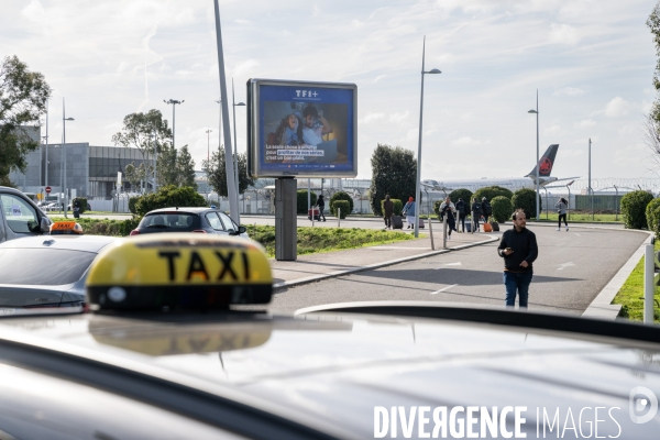 TOULOUSE : Blocage de l aeroport par les taxis en greve