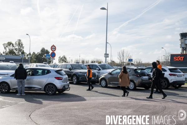 TOULOUSE : Blocage de l aeroport par les taxis en greve