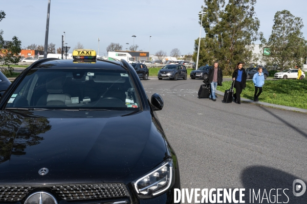 TOULOUSE : Blocage de l aeroport par les taxis en greve