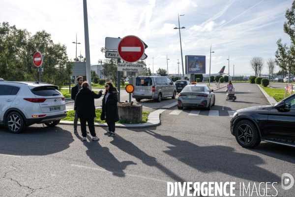 TOULOUSE : Blocage de l aeroport par les taxis en greve