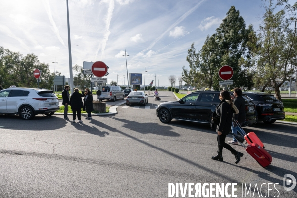 TOULOUSE : Blocage de l aeroport par les taxis en greve