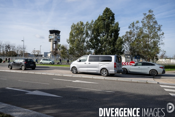 TOULOUSE : Blocage de l aeroport par les taxis en greve