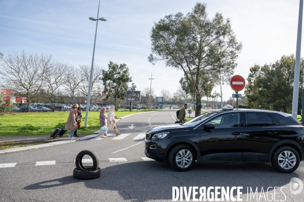 TOULOUSE : Blocage de l aeroport par les taxis en greve