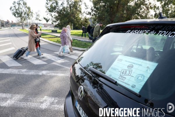 TOULOUSE : Blocage de l aeroport par les taxis en greve