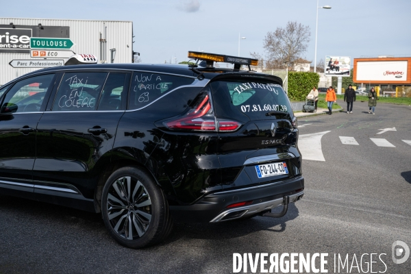 TOULOUSE : Blocage de l aeroport par les taxis en greve