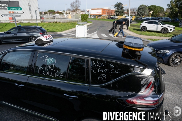 TOULOUSE : Blocage de l aeroport par les taxis en greve