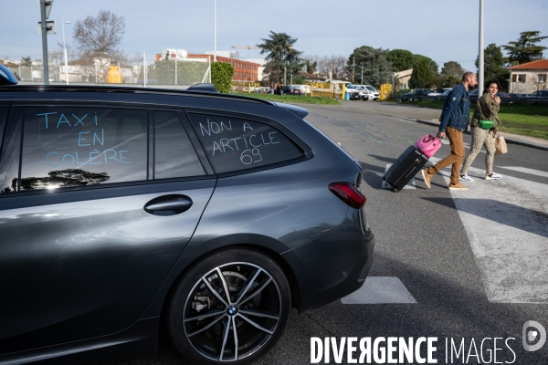 TOULOUSE : Blocage de l aeroport par les taxis en greve