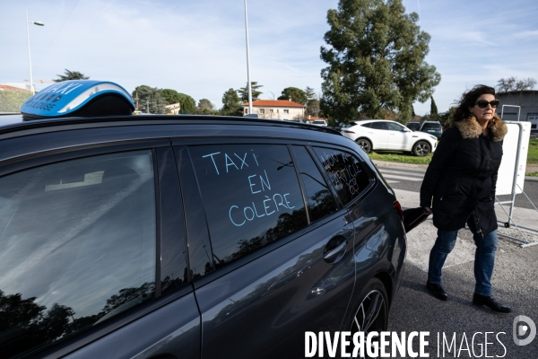 TOULOUSE : Blocage de l aeroport par les taxis en greve