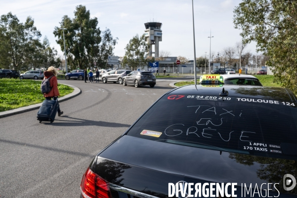 TOULOUSE : Blocage de l aeroport par les taxis en greve
