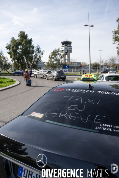 TOULOUSE : Blocage de l aeroport par les taxis en greve