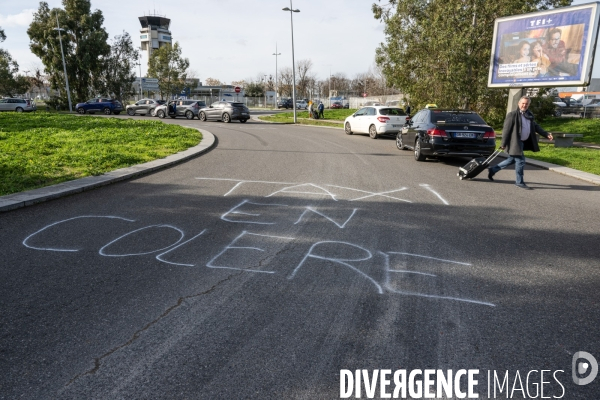 TOULOUSE : Blocage de l aeroport par les taxis en greve