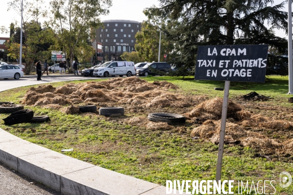 TOULOUSE : Blocage de l aeroport par les taxis en greve