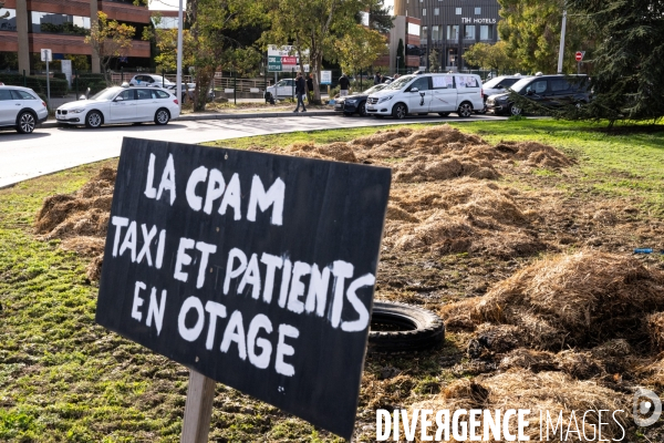 TOULOUSE : Blocage de l aeroport par les taxis en greve