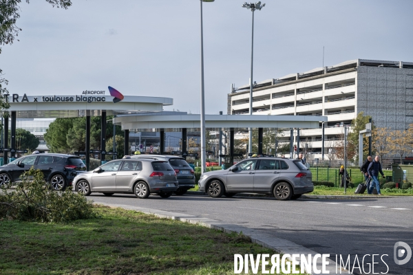 TOULOUSE : Blocage de l aeroport par les taxis en greve
