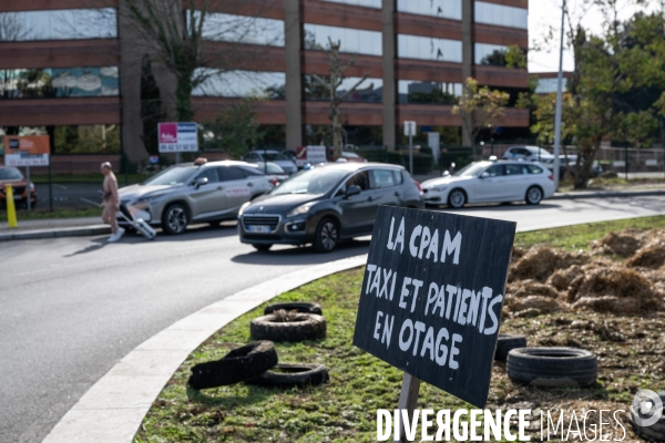 TOULOUSE : Blocage de l aeroport par les taxis en greve