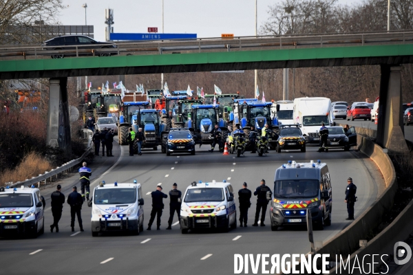 Blocage et occupation de l autoroute A15 par les agriculteurs