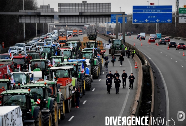 Blocage et occupation de l autoroute A15 par les agriculteurs