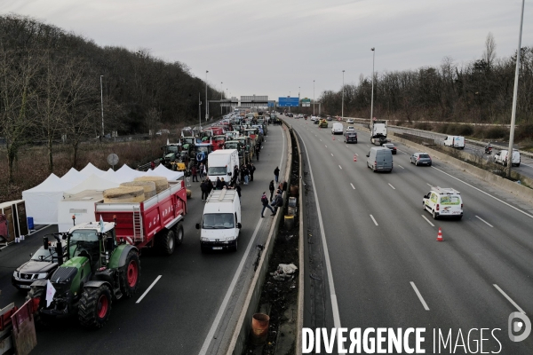 Blocage et occupation de l autoroute A15 par les agriculteurs