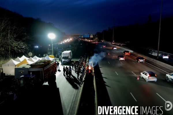 Blocage et occupation de l autoroute A15 par les agriculteurs