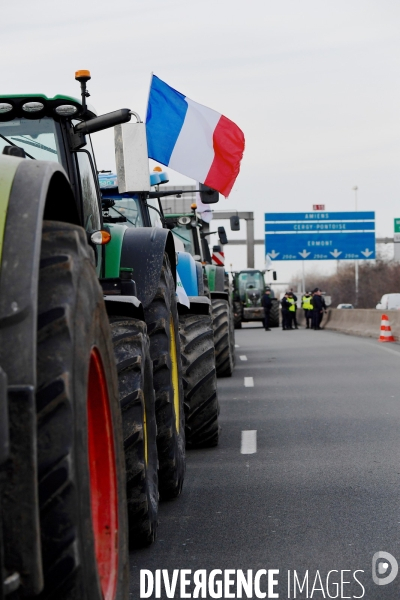 Blocage et occupation de l autoroute A15 par les agriculteurs