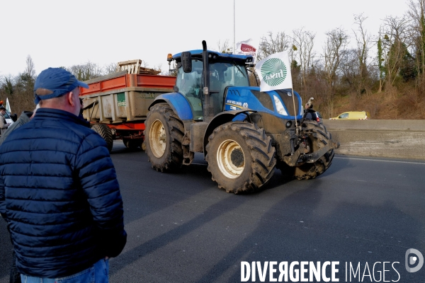Blocage et occupation de l autoroute A15 par les agriculteurs