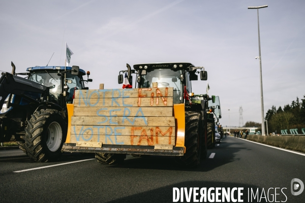 Blocage de l A1 aux portes de Paris par les agriculteurs
