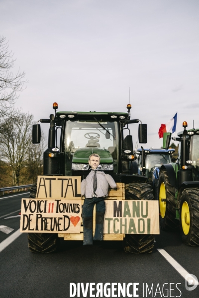 Blocage de l A1 aux portes de Paris par les agriculteurs