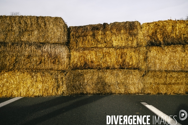 Blocage de l A1 aux portes de Paris par les agriculteurs