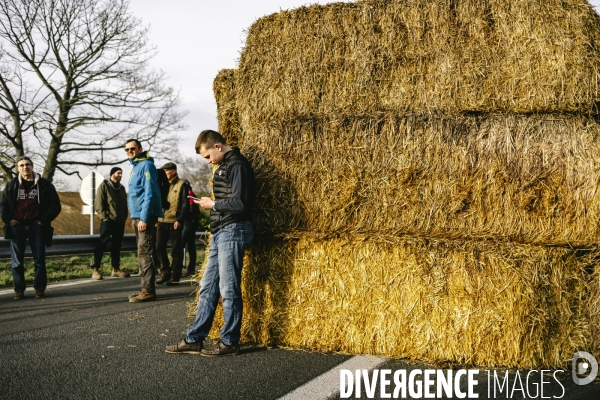 Blocage de l A1 aux portes de Paris par les agriculteurs