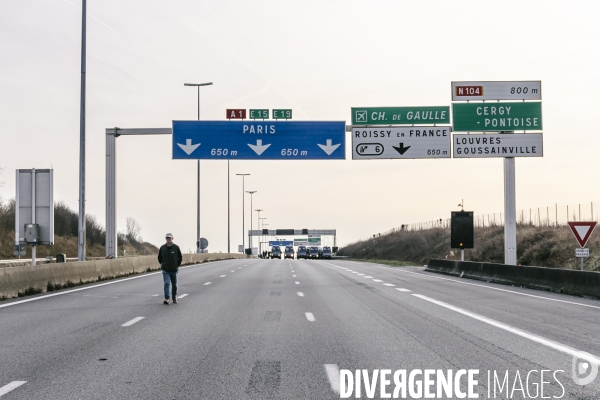 Blocage de l A1 aux portes de Paris par les agriculteurs