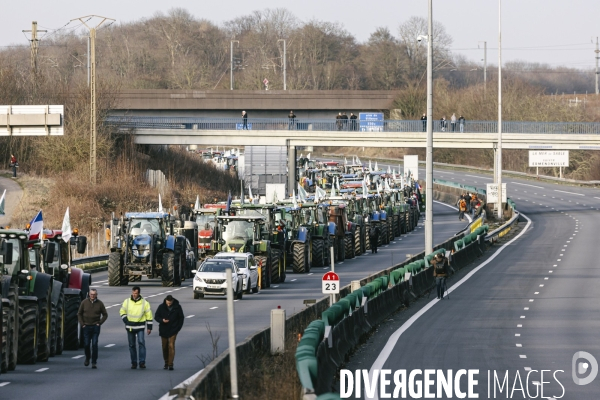 Blocage de l A1 aux portes de Paris par les agriculteurs