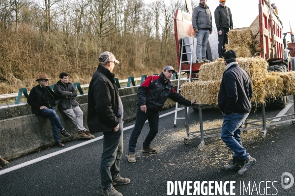 Blocage de l A1 aux portes de Paris par les agriculteurs