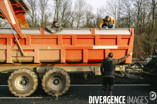 Blocage de l A1 aux portes de Paris par les agriculteurs