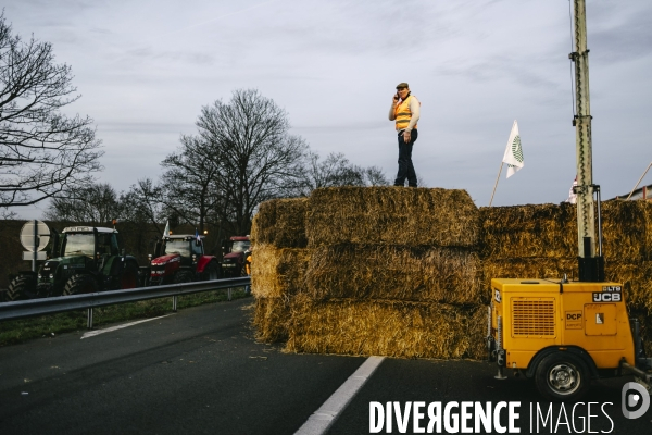 Blocage de l A1 aux portes de Paris par les agriculteurs