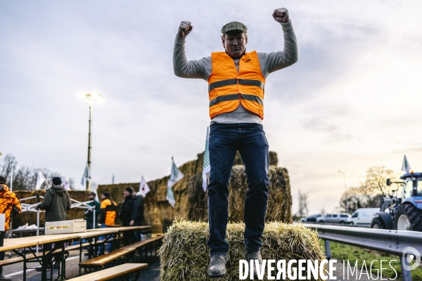 Blocage de l A1 aux portes de Paris par les agriculteurs