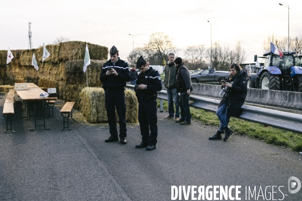 Blocage de l A1 aux portes de Paris par les agriculteurs