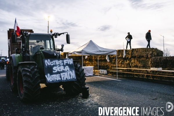 Blocage de l A1 aux portes de Paris par les agriculteurs