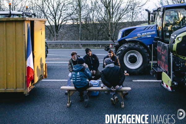 Blocage de l A1 aux portes de Paris par les agriculteurs
