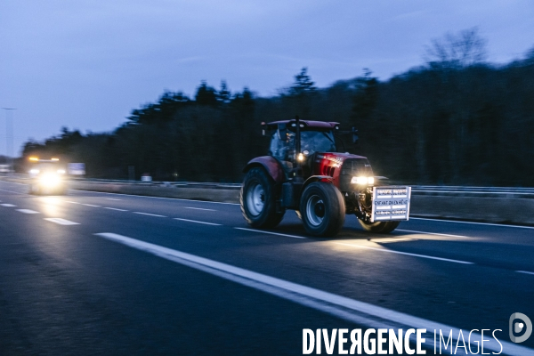 Blocage de l A1 aux portes de Paris par les agriculteurs