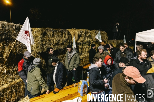 Blocage de l A1 aux portes de Paris par les agriculteurs