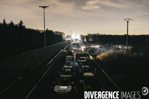 Blocage de l A1 aux portes de Paris par les agriculteurs