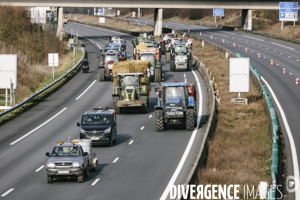 Blocage de l A1 aux portes de Paris par les agriculteurs