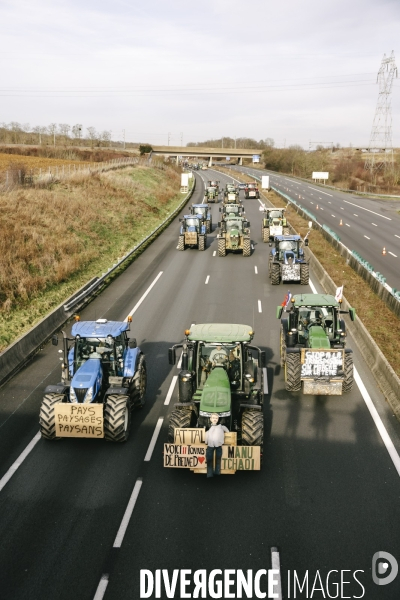 Blocage de l A1 aux portes de Paris par les agriculteurs