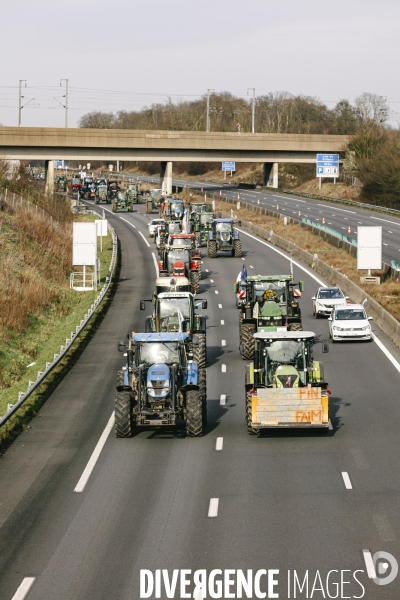 Blocage de l A1 aux portes de Paris par les agriculteurs