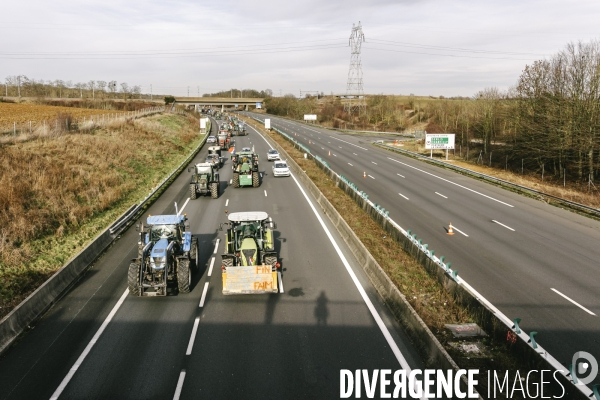 Blocage de l A1 aux portes de Paris par les agriculteurs