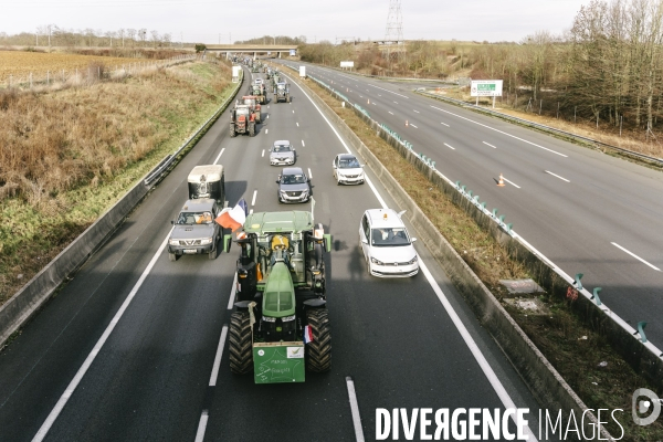 Blocage de l A1 aux portes de Paris par les agriculteurs