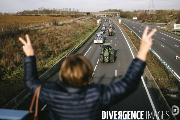Blocage de l A1 aux portes de Paris par les agriculteurs